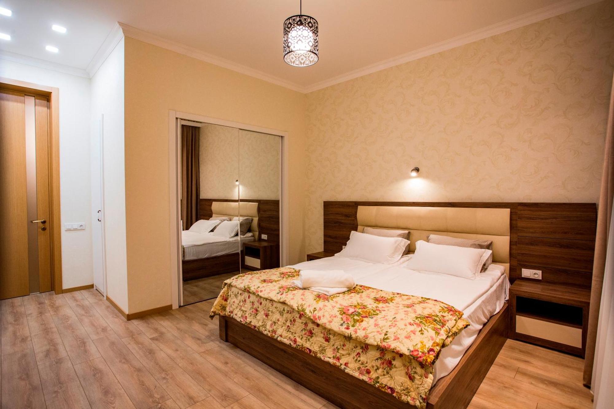 Yellow Apartment In Avlabari Tbilisi Exterior foto