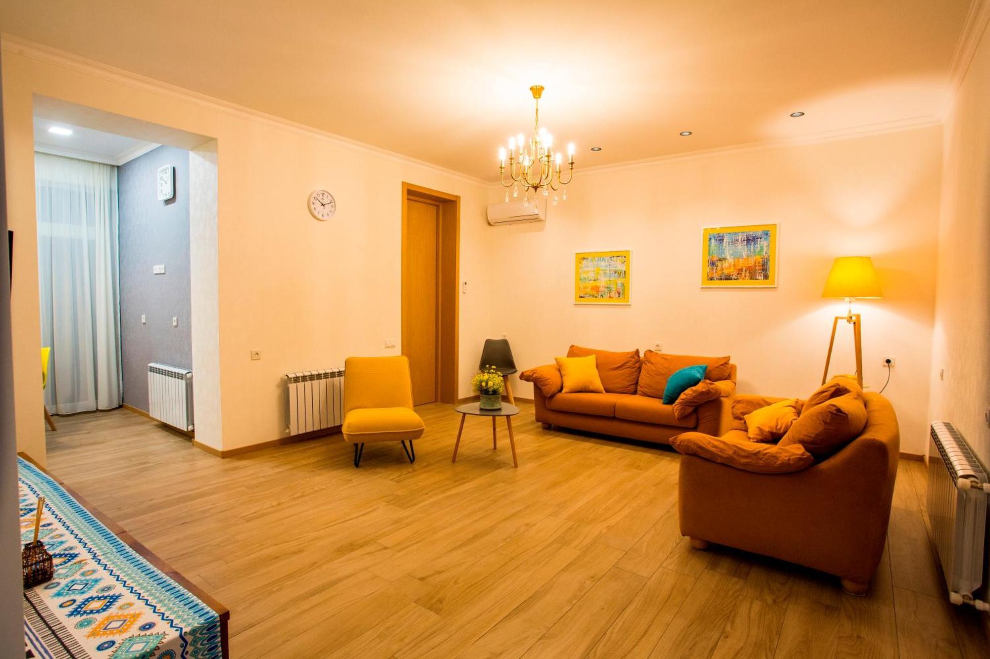 Yellow Apartment In Avlabari Tbilisi Exterior foto