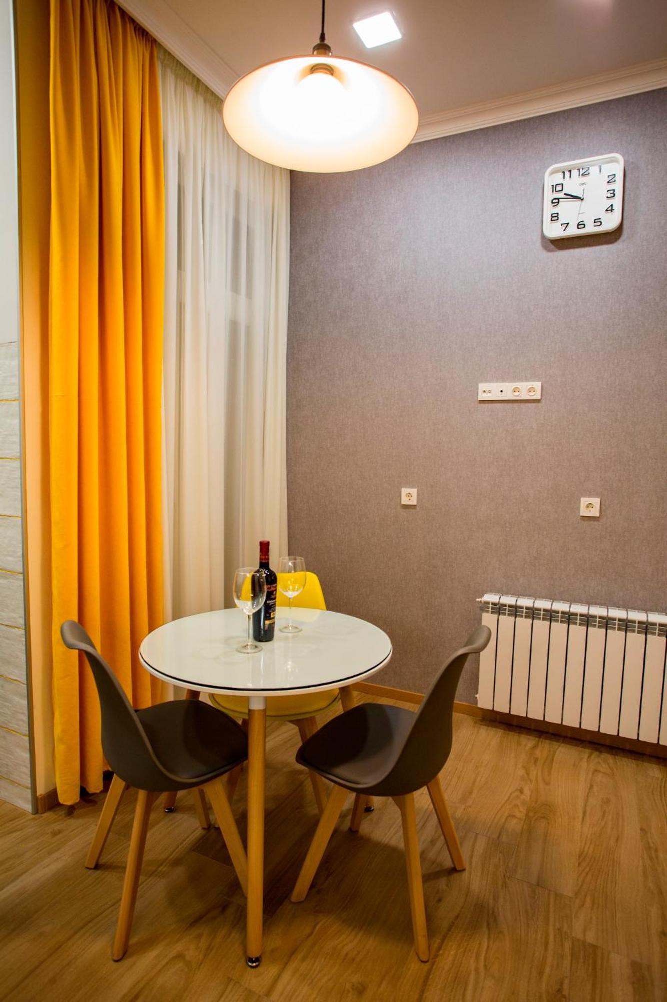 Yellow Apartment In Avlabari Tbilisi Exterior foto