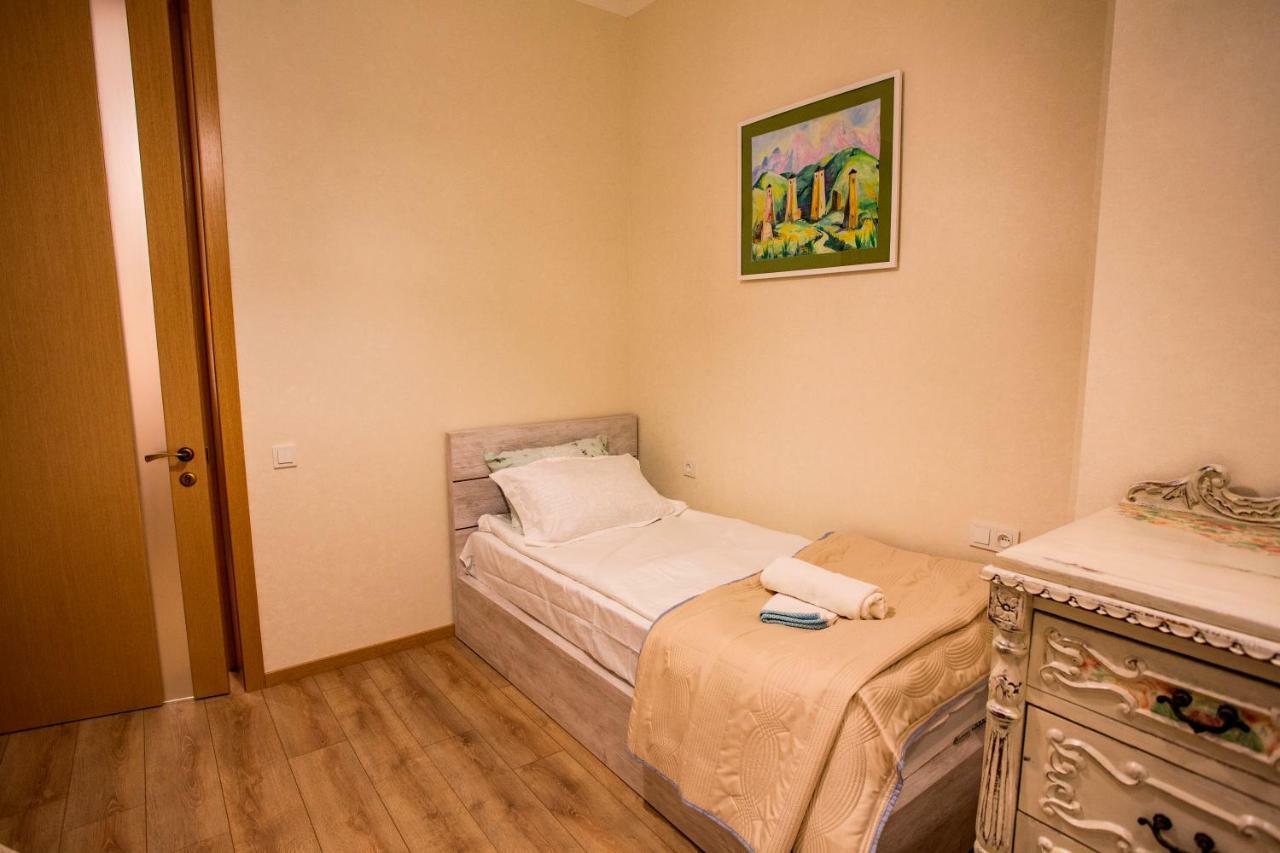 Yellow Apartment In Avlabari Tbilisi Exterior foto