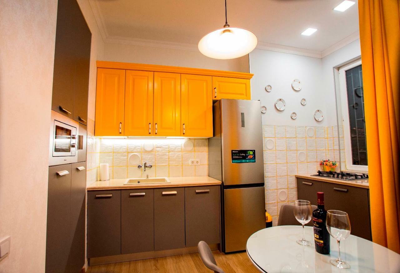 Yellow Apartment In Avlabari Tbilisi Exterior foto